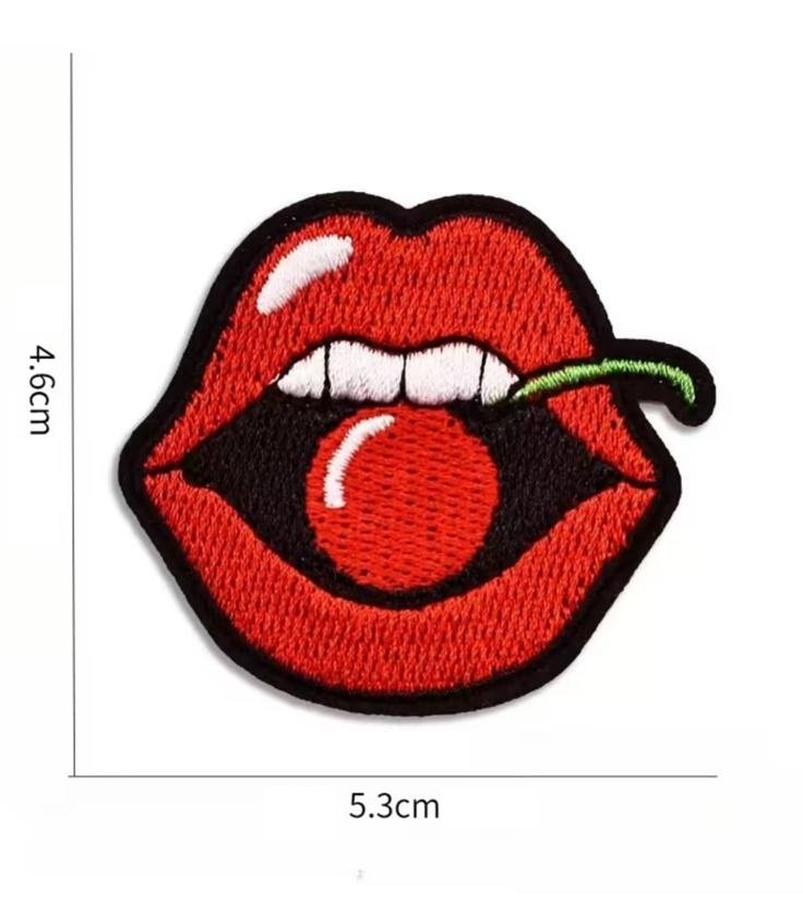 Écusson thermocollant bouche cerise brodée